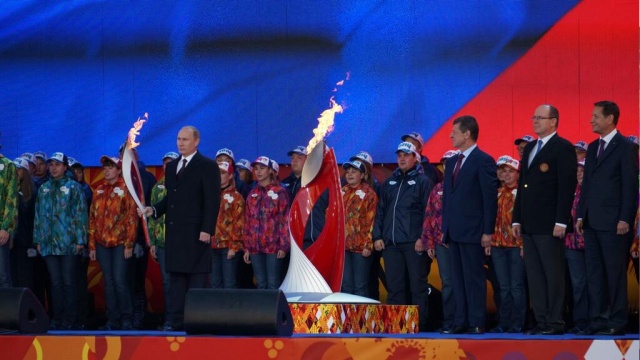Путин на Красной площади дал старт эстафете олимпийского огня