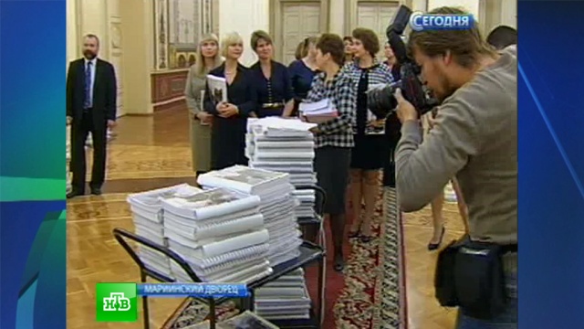 В парламент Петербурга привезли бюджет в 144 томах 
