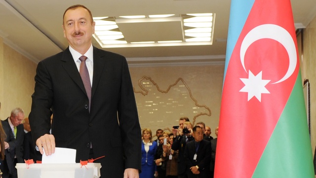 Алиев благодарит азербайджанцев за переизбрание президентом