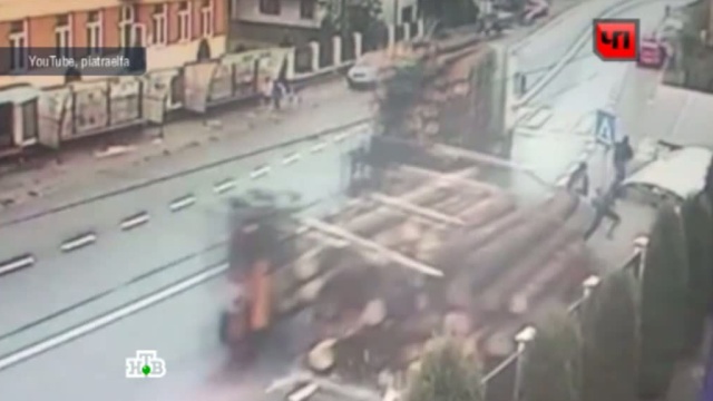 Разлетевшиеся по дороге бревна убили пешеходов на остановке: видео