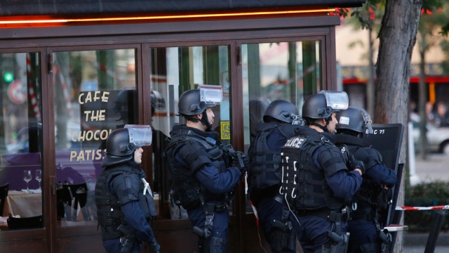 Захвативший заложников в парижском банке сдался полиции 