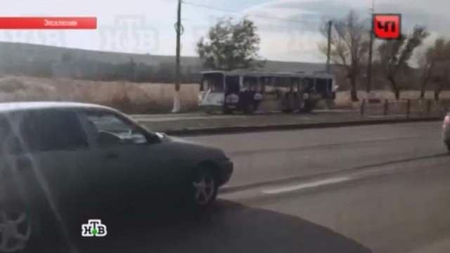 На месте взрыва автобуса в Волгограде работают десятки полицейских: видео