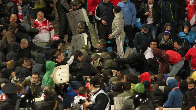 Футбольные фанаты крушили кресла и дрались с ОМОНом в Ярославле: видео
