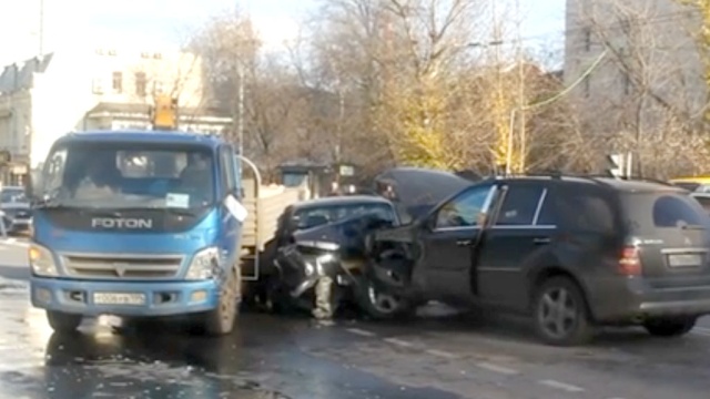 Виновником серьезного ДТП в Москве оказался мертвец за рулем Mercedes