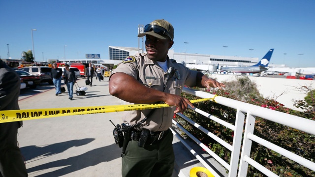 Пассажир с винтовкой залил кровью аэропорт Лос-Анджелеса