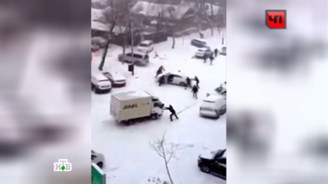 Заваленный снегом Хабаровск стал адом для автомобилистов
