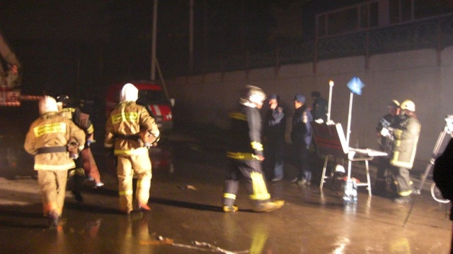 Три человека пострадали при пожаре на складе в Королёве