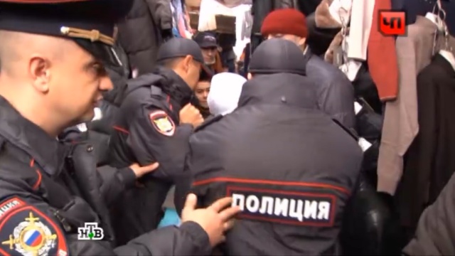 Астраханские полицейские с боем отбирали у торговцев контрафактные куртки