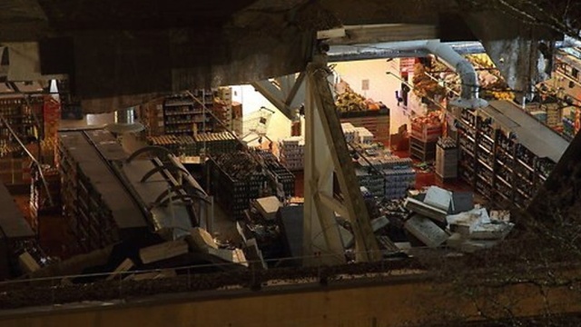Крыша торгового центра в Риге рухнула на очереди в кассы