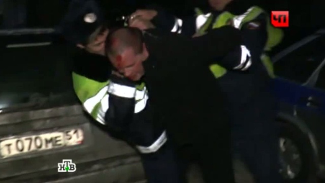 Пьяный дебошир из Мурманска перебил все окна в подъезде и подрался с полицейскими