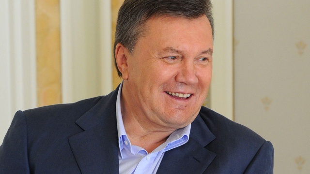 Янукович аплодирует митингующим за евроинтеграцию и едет на саммит Вильнюс