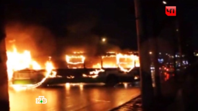 В центре Омска на ходу загорелся автобус, водитель и кондуктор исчезли