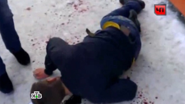 В Хабаровске полицейский застрелил дебошира: видео смертельной драки