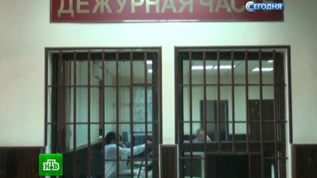 Подозреваемый в разбое выпрыгнул из окна отдела полиции в Москве