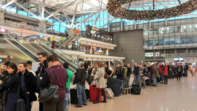 В аэропорту Гамбурга отменили 130 авиарейсов из-за опасного урагана 