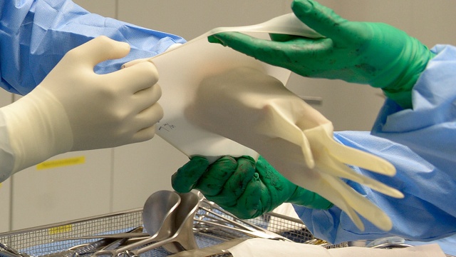 Пациентка вытащила из себя забытую хирургами перчатку