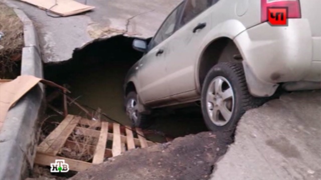 В Волгограде иномарка провалилась в огромную дорожную яму