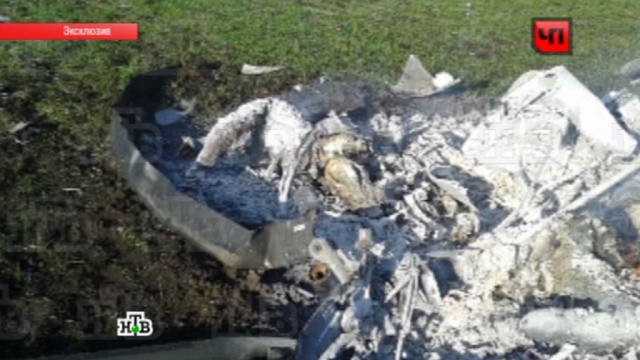 Загоревшийся после падения вертолет сняли на видео. Первые кадры с места ЧП