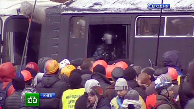 В центре Киева протестующие начали восстанавливать баррикады