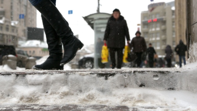 Московские коммунальщики встречают ледяной дождь во всеоружии