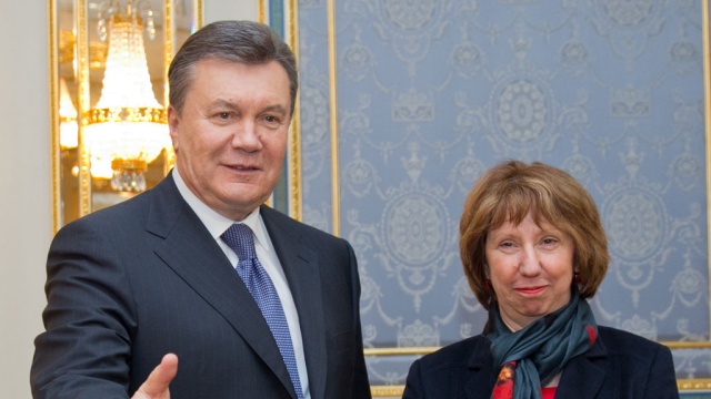 Янукович пообещал Эштон в течение суток найти выход из кризиса