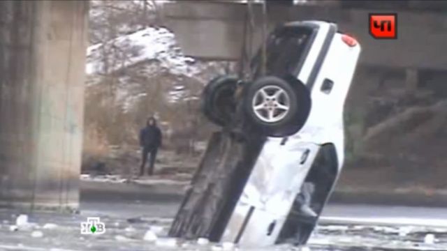 BMW с целой семьей рухнул с моста в реку: четыре жертвы