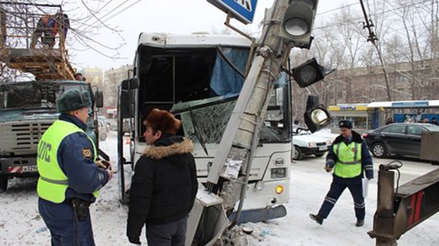 В Челябинске автобус с пассажирами влетел в столб из-за иномарки 