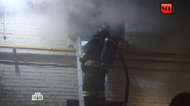 Пенсионерка задохнулась во время пожара в захламленной московской квартире