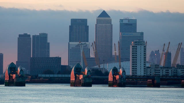 Лондону грозит наводнение: со дна Темзы подняли 10 стальных защитных ворот
