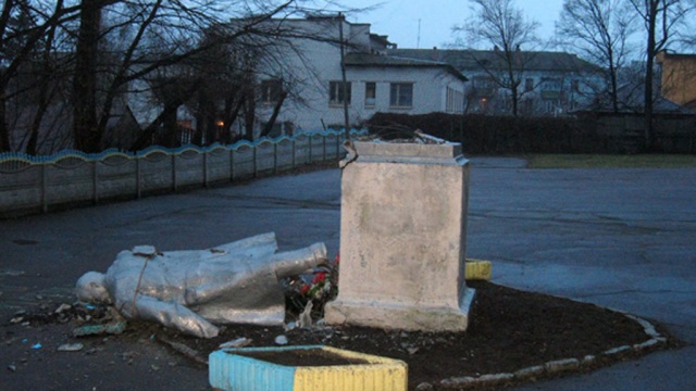 Украинские вандалы разрушили еще один памятник Ленину