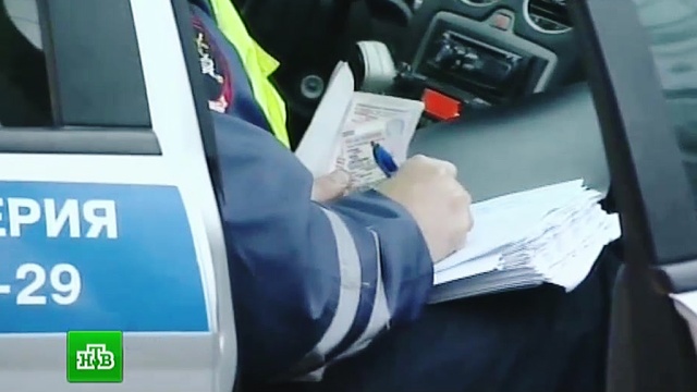 Полицейским во Владивостоке пришлось успокаивать уснувшего на трассе водителя