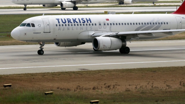 Турецкий самолет экстренно приземлился из-за бесхозного планшетника