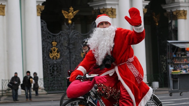 Деды Морозы и Снегурочки отправились в велопробег по Петербургу