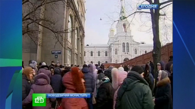 Верующие ждут секундной встречи с Дарами на перекрытой Киевской улице