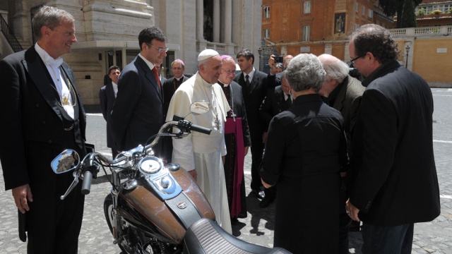 Папа римский продает свой Harley Davidson с аукциона