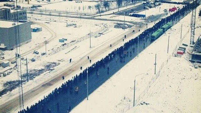 Дары волхвов в Минске встречали стоя на коленях вдоль дороги