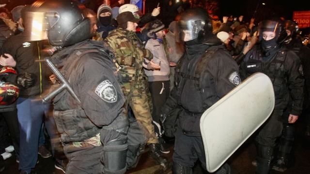 Голых демонстрантов задержали у посольства США в Киеве