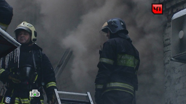 Пытавшиеся отогреть замерзшую трубу рабочие спалили московскую стройку