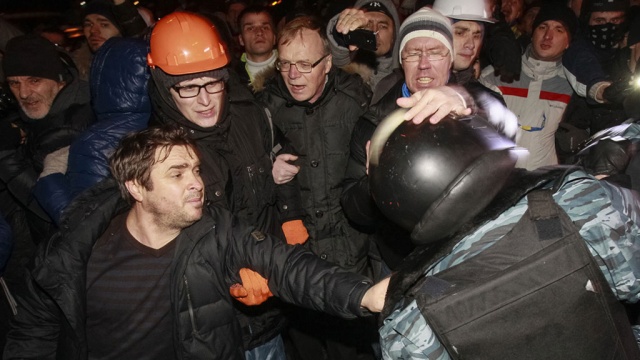 В Киеве демонстранты пленили и едва не убили бойца 