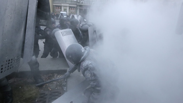 Милиционеров увозят с переломами и отравлениями из центра Киева