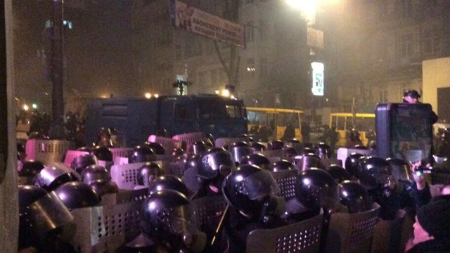 Разбушевавшихся в Киеве демонстрантов залили из водомета