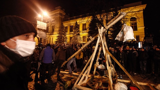 Протестующие в Киеве запустили пробный снаряд из катапульты