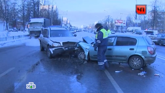В Москве водитель Nissan уснул за рулем и устроил ДТП на встречке