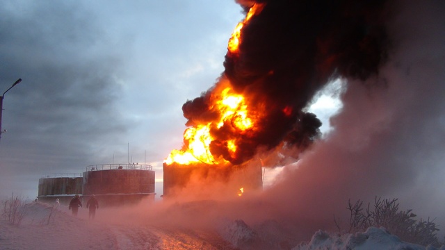 Масштабный пожар на мурманской нефтебазе тушили 7 часов