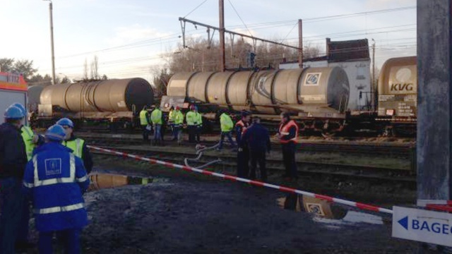 Поезд с взрывоопасными химикатами сошел с рельсов на юге Бельгии