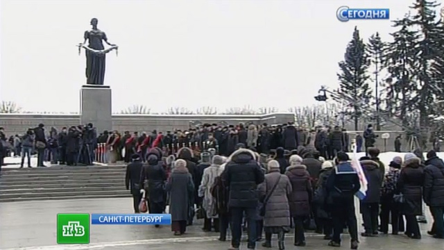 Петербуржцы несут цветы на Пискарёвское кладбище в память о жертвах блокадного Ленинграда