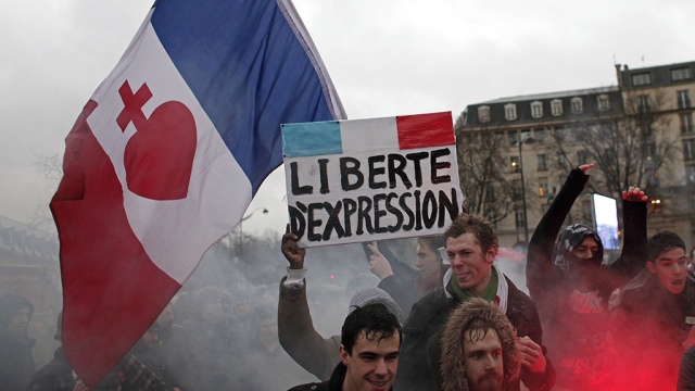 Погром в Париже: противники Олланда закидали полицию камнями и бутылками