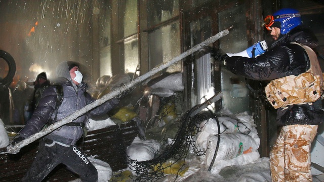 В ходе штурма Украинского дома в милиционеров прилетела боевая граната