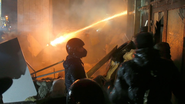 При штурме Украинского дома радикалы ранили двух милиционеров