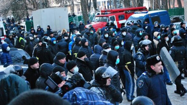Более 20 оппозиционеров арестованы за стычку у администрации в Днепропетровске